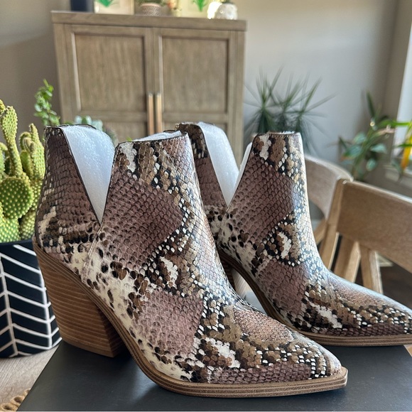 NWB Vince Camuto Gigietta Bootie in Bronze Snake Print - Picture 2 of 14